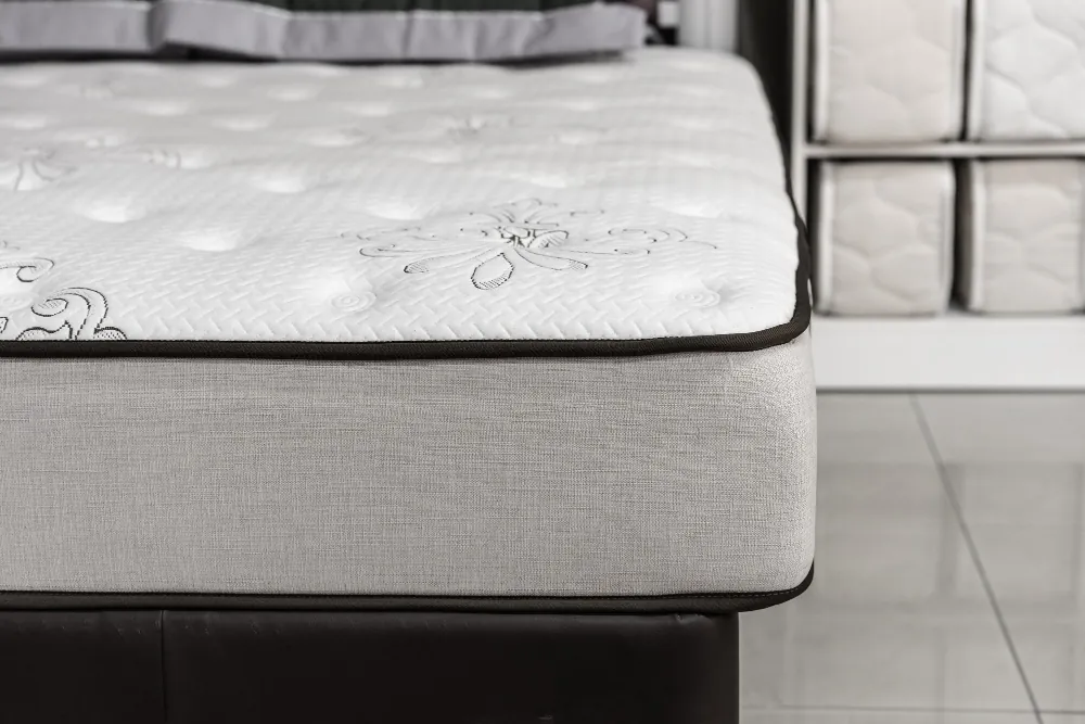 Matelas 180x200 King size posé sur un sommier tapissier