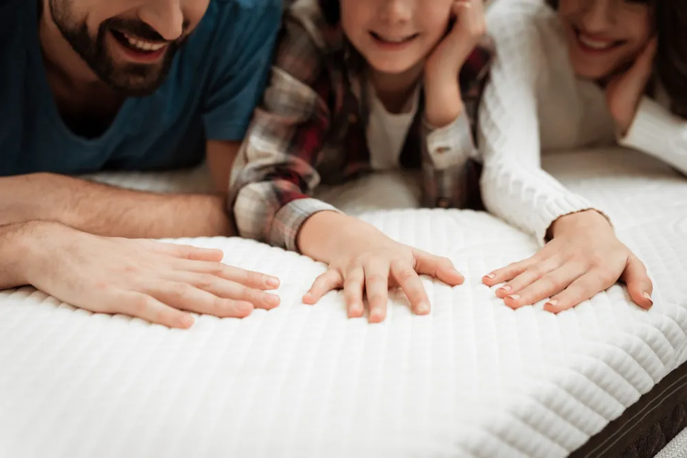 Famille profitant de l'espace d'un grand matelas 200x200