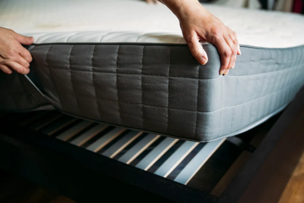 Matelas 90x190 en mousse posé sur un sommier à lattes